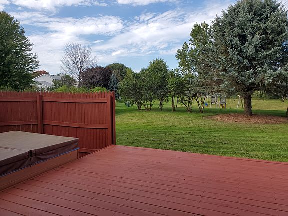 Deck with hot tub & privacy fence