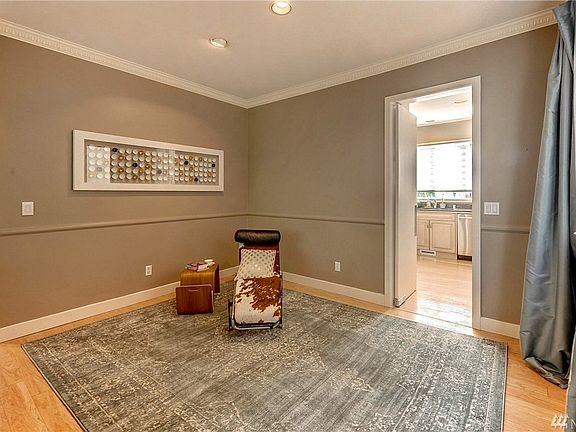 5th image of 614 Bellevue Way SE