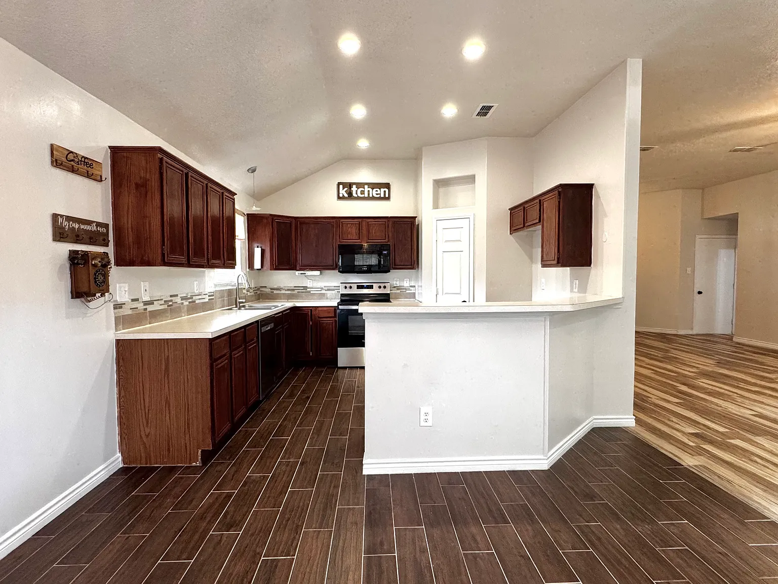 3 bed, 1575 sqft, $2,300 — Photo 4