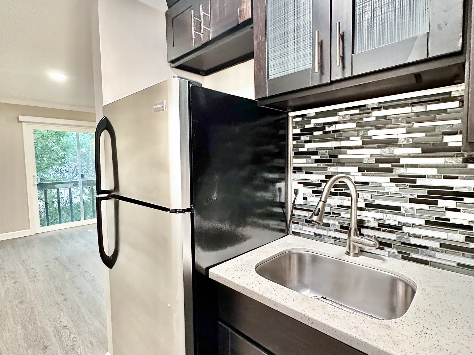 Douglas Avenue Apartments — Photo 2