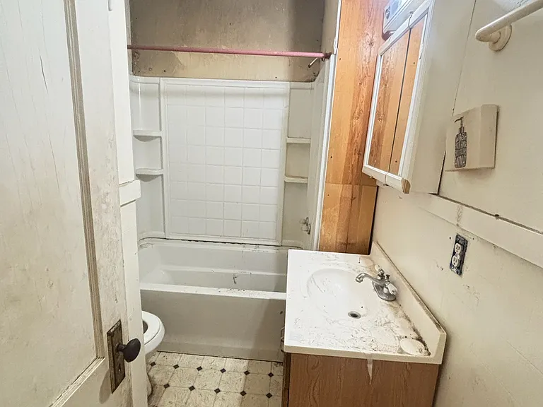 108 E Shipping St — Photo 11