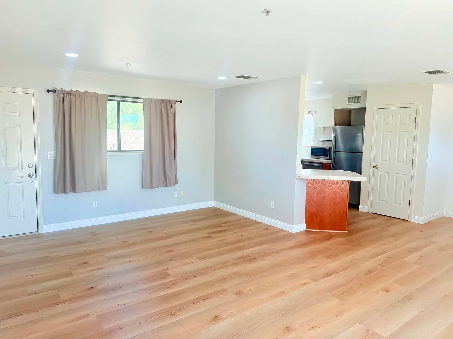 3 bed, 1.5 bath, 1050 sqft, $2,000 — Photo 4