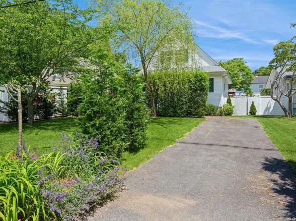 11 Essex Circle, Shirley, NY 11967