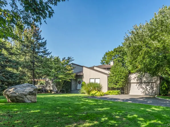 40 Doral Drive #40, Manhasset, NY 11030