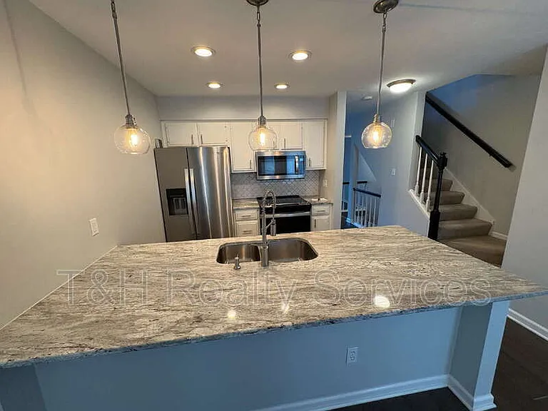 516 Lockerbie Cir N — Photo 9