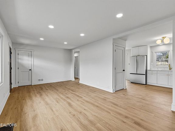 4th image of 5702 Ridgefield Rd