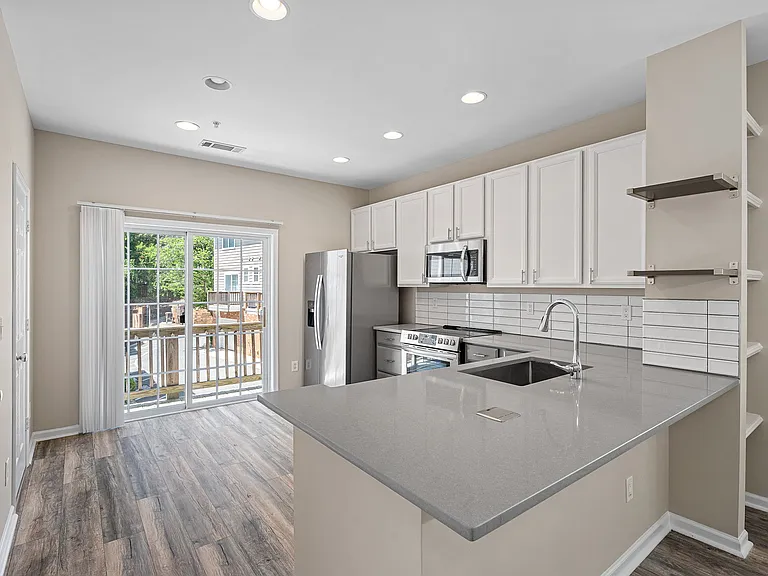 2632 Weddington Ave — Photo 4