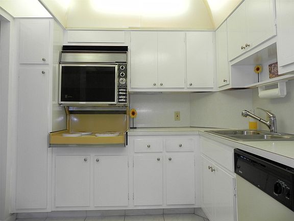 5th image of 4330 Hillcrest Drive #402