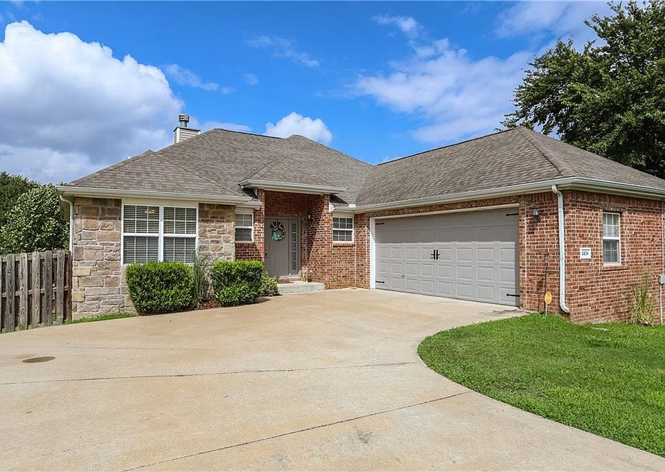 1st image of 1834 N Knollcrest Cir