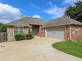 1834 N Knollcrest Cir, Fayetteville, AR 72704
