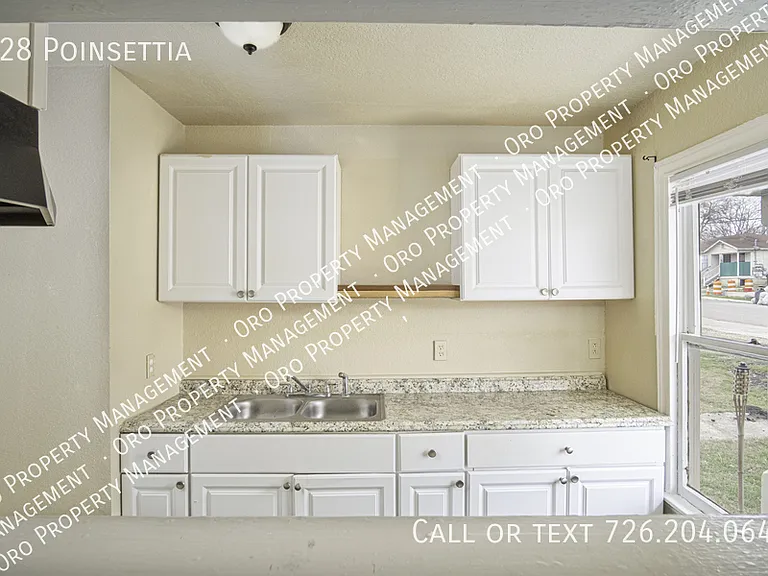 928 Poinsettia — Photo 16