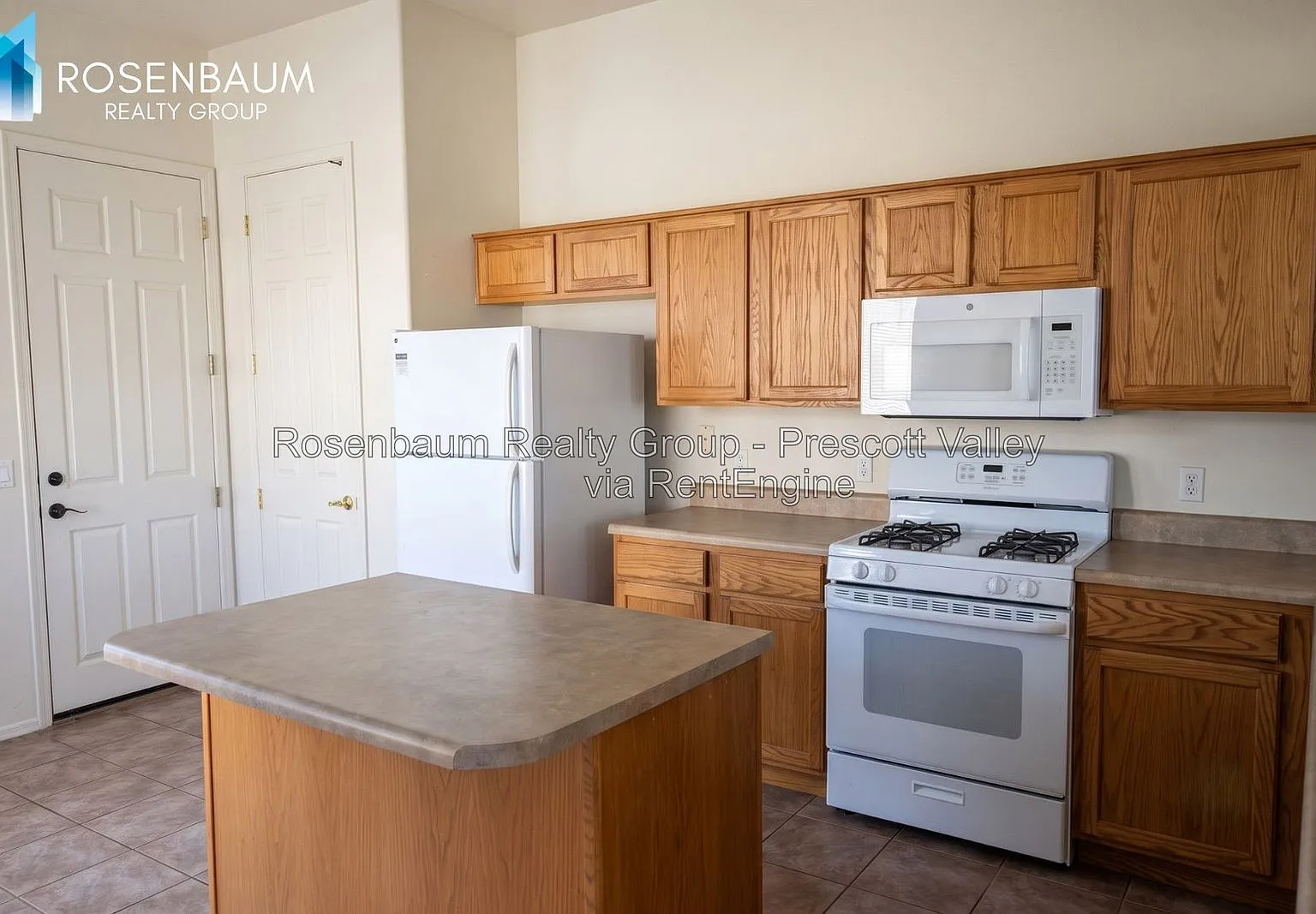 3 bed, 2.0 bath, 1358 sqft, $2,200 — Photo 2