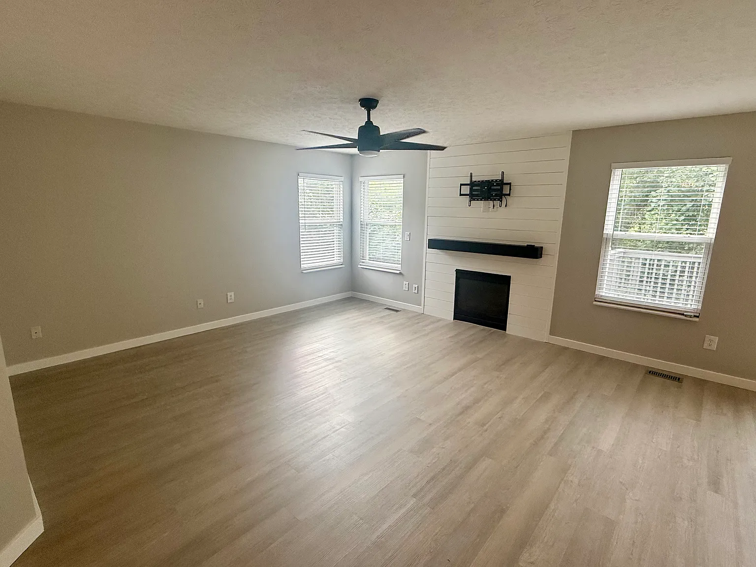 3 bed, 2.5 bath, 1567 sqft, $2,400 — Photo 4