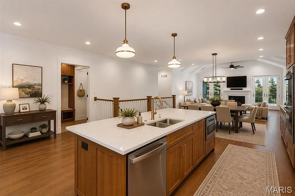3 bed, 2.0 bath, 2072 sqft, $4,970 — Photo 4