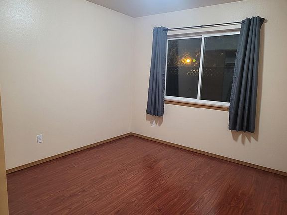 One of the other bedrooms. Both of the bed rooms are simular in size.