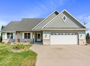 W287 Hazel Ct, Saint Cloud, WI 53079