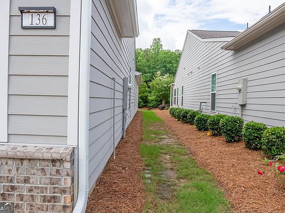4th image of 136 Creekside Ct
