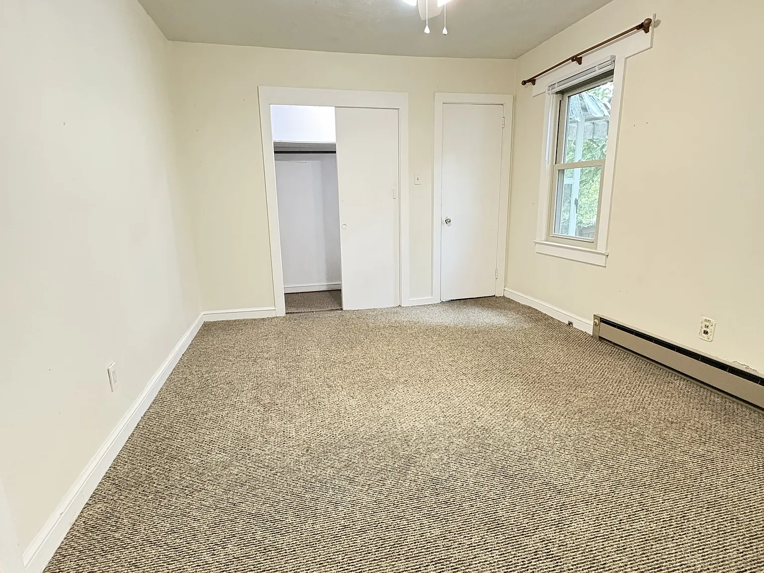 1 bed, 1.5 bath, 750 sqft, $1,075 — Photo 2