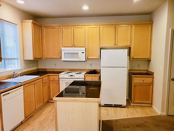 5th image of 15825 SW Blackstone Dr