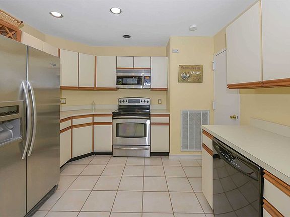 4th image of 148 Lakebridge Dr N