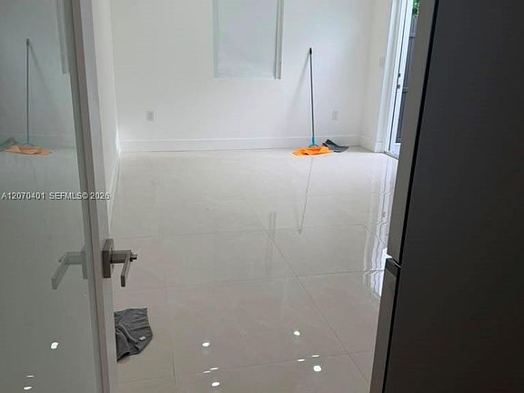 5th image of 861 E 33rd St #1
