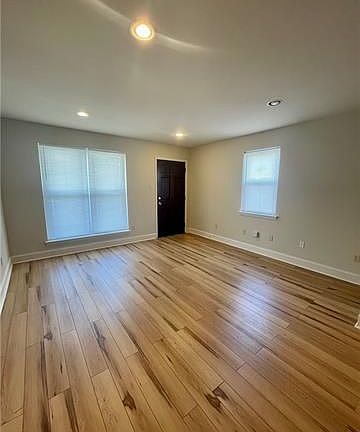5th image of 208 Tacoma St