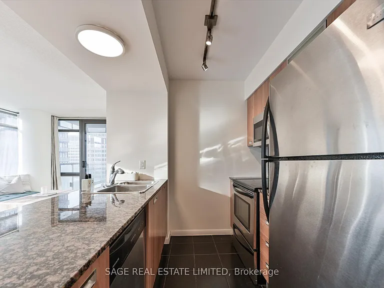 38 Grenville St #902 — Photo 12