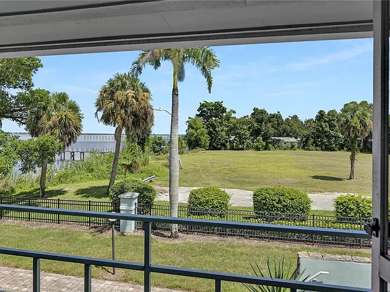 3225 E Riverside Dr — Photo 13