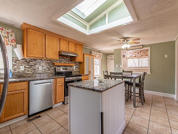 5th image of 836 Toms Rd