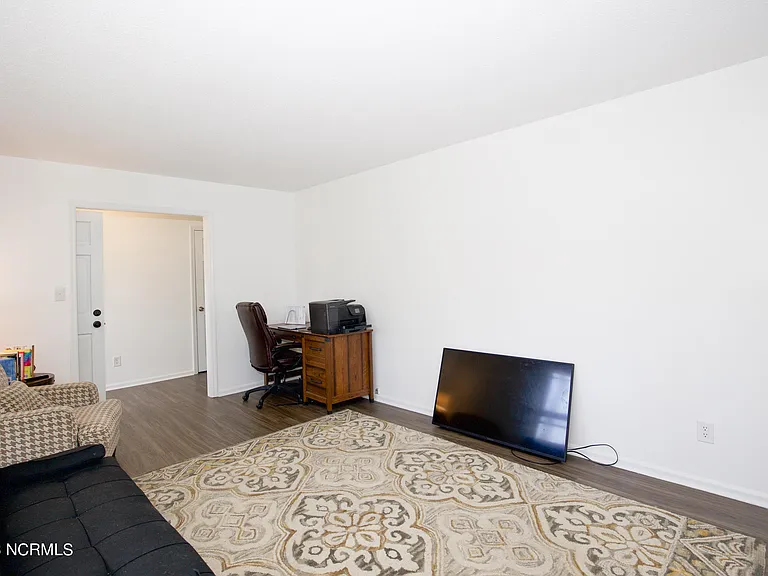 901 Glendale Dr — Photo 18