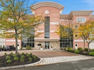 1 Longbeach Ave APT 101, Hull, MA 02045