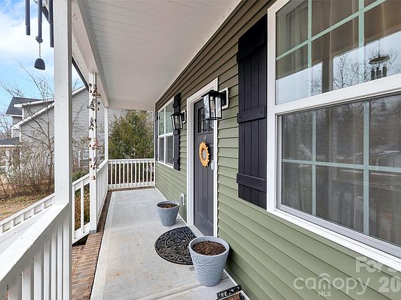 3rd image of 549 Castlewood Cir