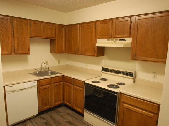 3rd image of 408 Central Park Dr