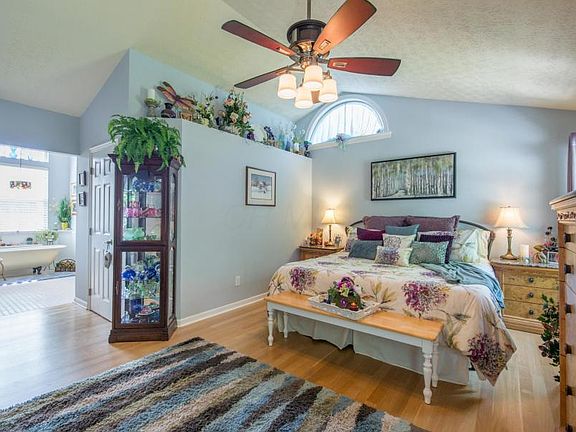 2nd image of 160 Royal Farm E