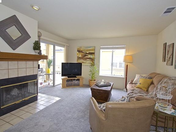 5th image of 270 Estabrook St