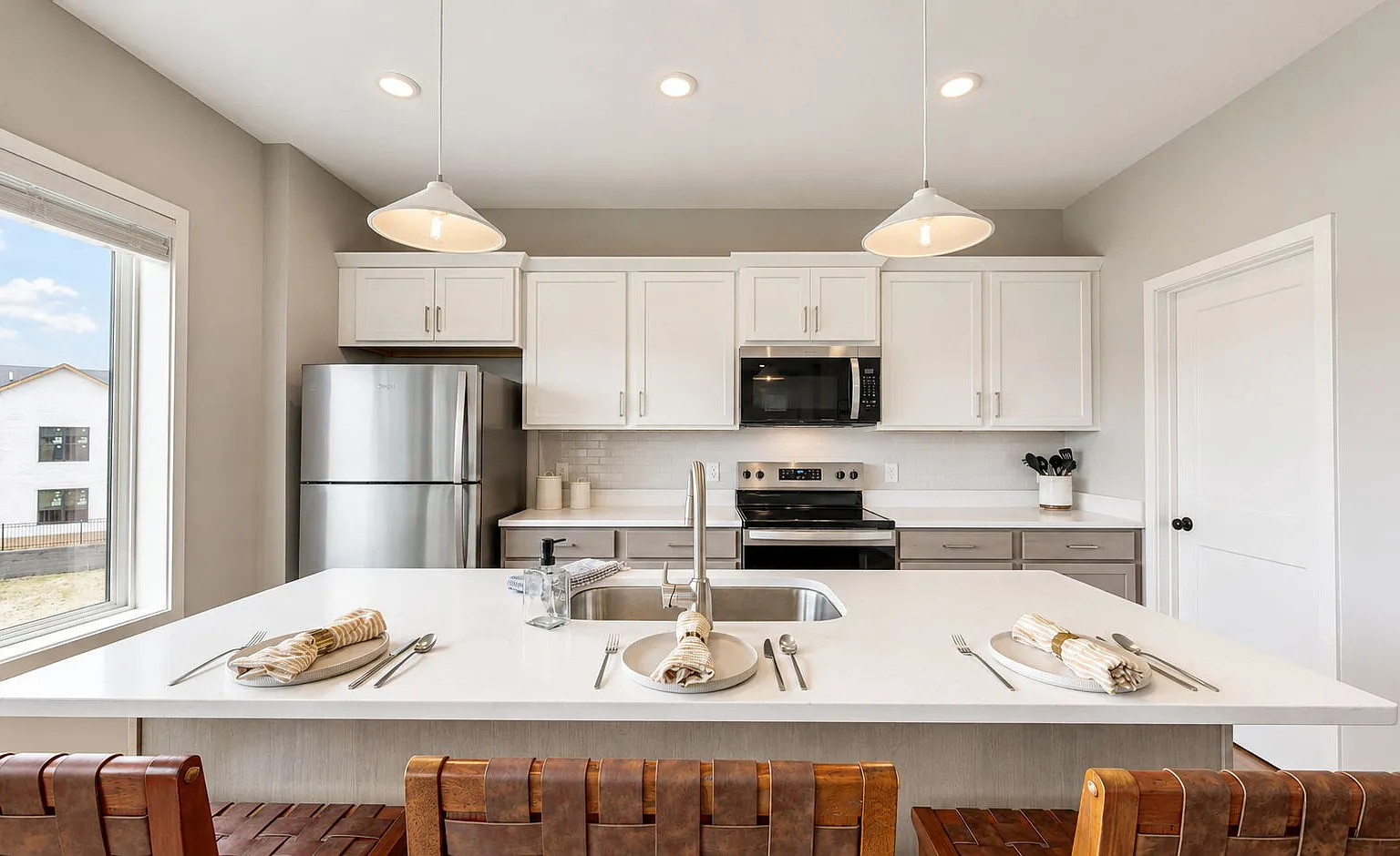 4 bed, 3.5 bath, 2425 sqft, $4,500 — Photo 4