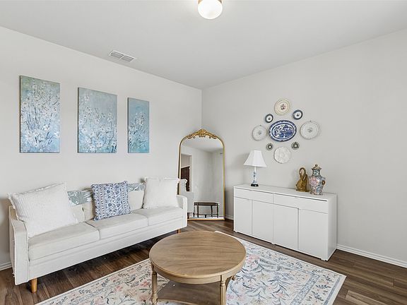 3rd image of 604 Goldenrod Ln