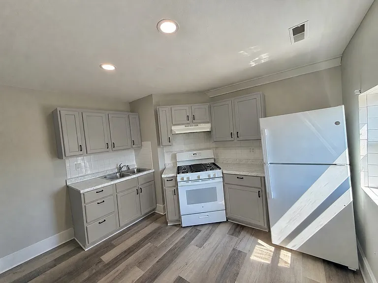 5113 22nd Ave #5 — Photo 2