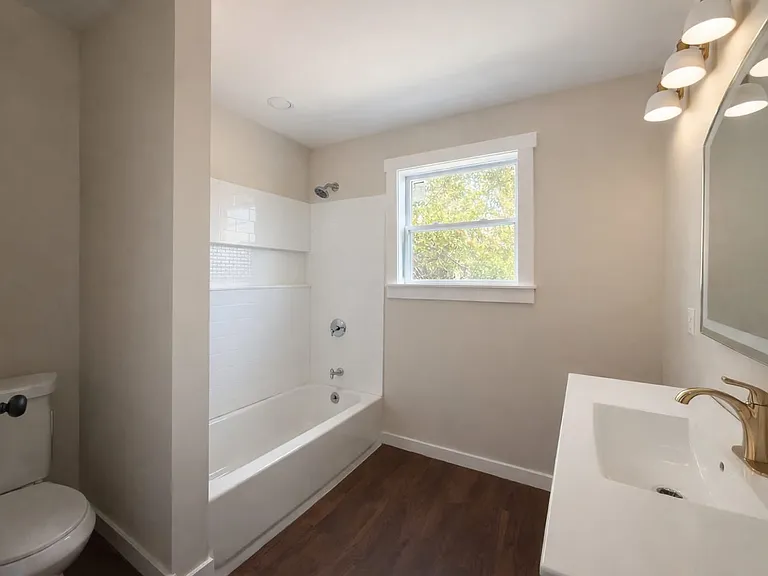 710 E 35th St — Photo 5
