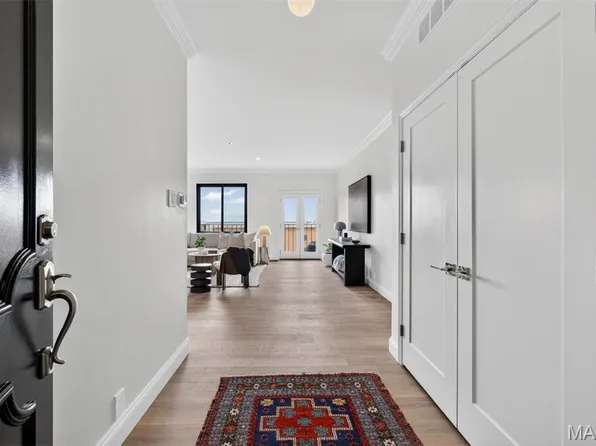 816 S Hanley Rd APT 14B, Saint Louis, MO 63105