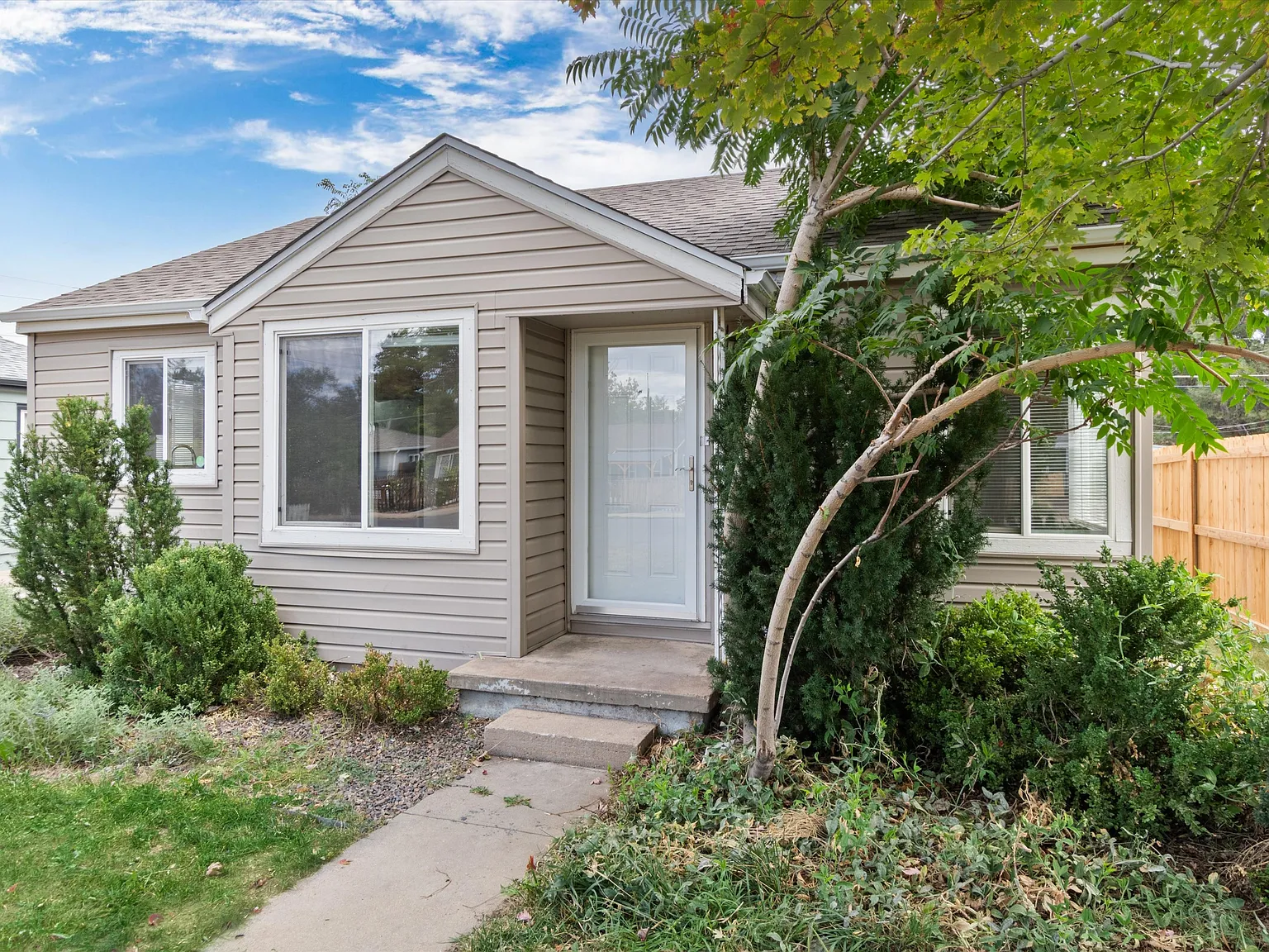 1370 Xanthia St - - — Photo 3