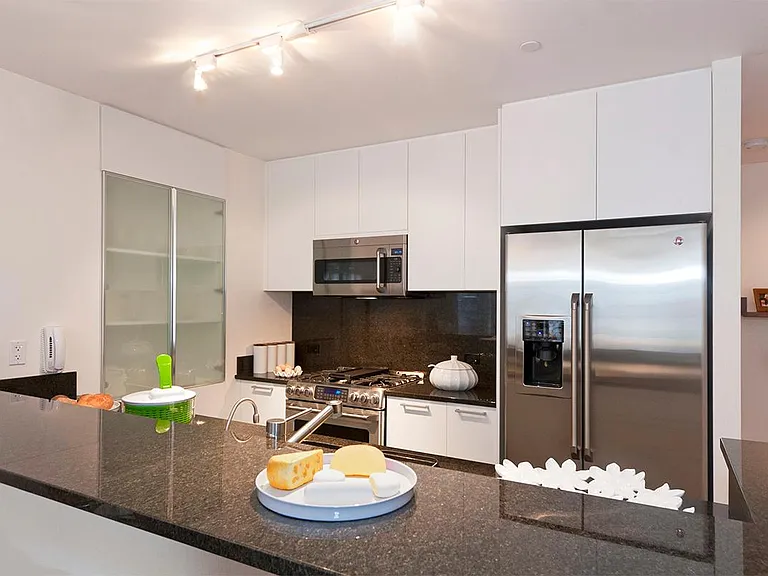 330 W 39th St #19B — Photo 4