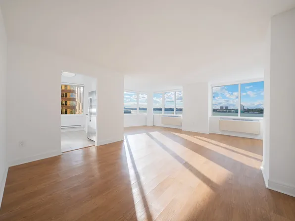 160 Riverside Boulevard image 2 of 17