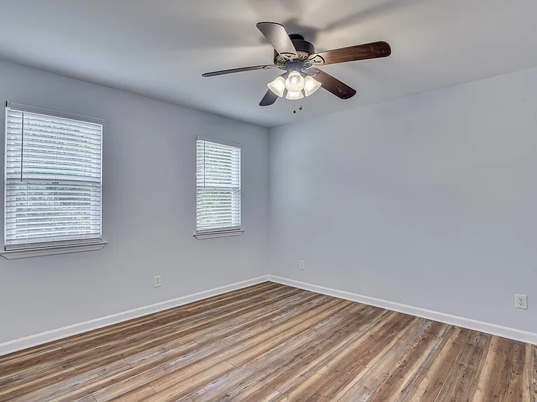 2211 Pleasant Dr — Photo 25