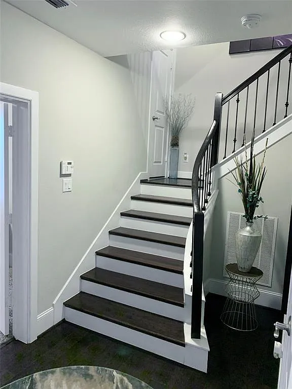 3 bed, 3.5 bath, 2485 sqft, $3,700 — Photo 2