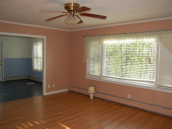 Living room
						:
						Looking toward picture window