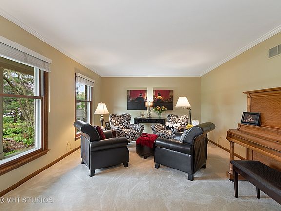5th image of 35W915 Fieldcrest Dr