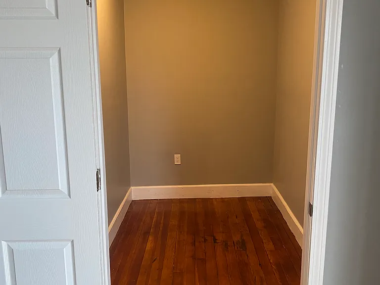 Walk-in Closet/Studio/Small Office