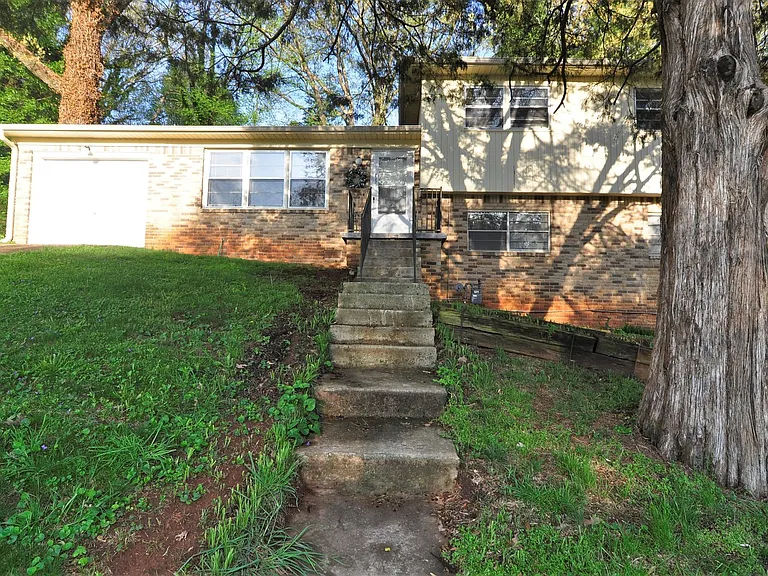 2221 Euclid Rd NW — Photo 13