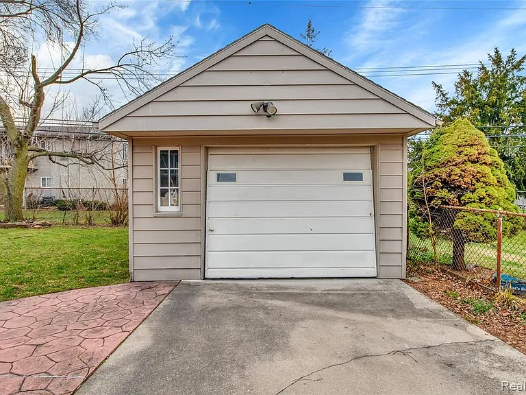 10070 Buckingham Ave — Photo 23